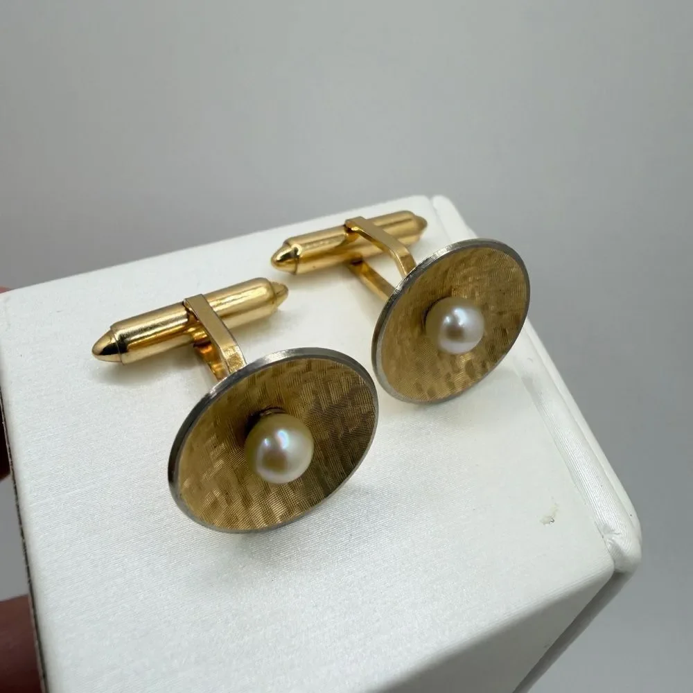 Vintage Gold Tone Kramentz, faux pearl center cuff links!‎